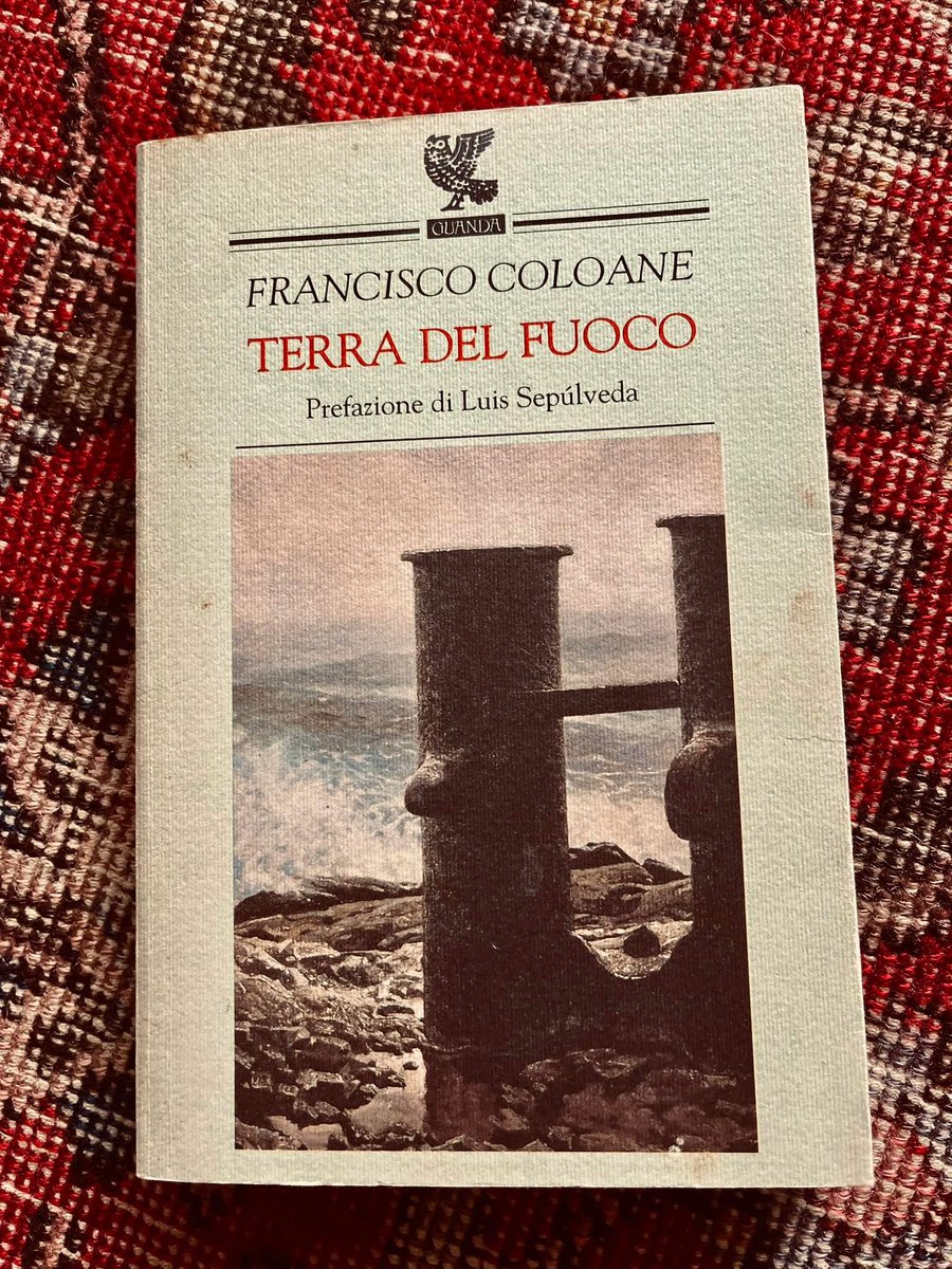 APACHE36695535's tweet image. La lettura può diventare un’esperienza mistica. Coloane riesce a far passare il vento del Sud tra le righe facendoti ascoltare il linguaggio silenzioso degli alberi che ondeggiano e carpire il ritmo delle onde del mare.