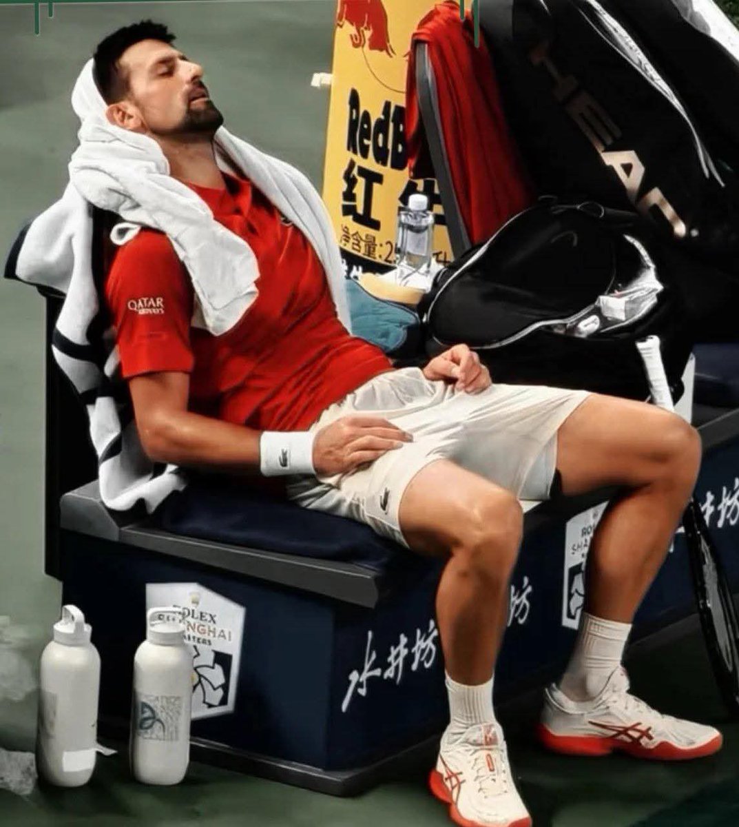 itsmeback_'s tweet image. Questa foto è diventata virale in Cina.

Come può qualcuno odiare Novak Djokovic a questa età?
Anche se sei un fan di Federer, Nadal, Sinner o Alcaraz, prova almeno ad ammirare ciò che sta facendo a 38 anni.
Perché questo non è normale.
Questo è assolutamente irreale.

Ogni volta…