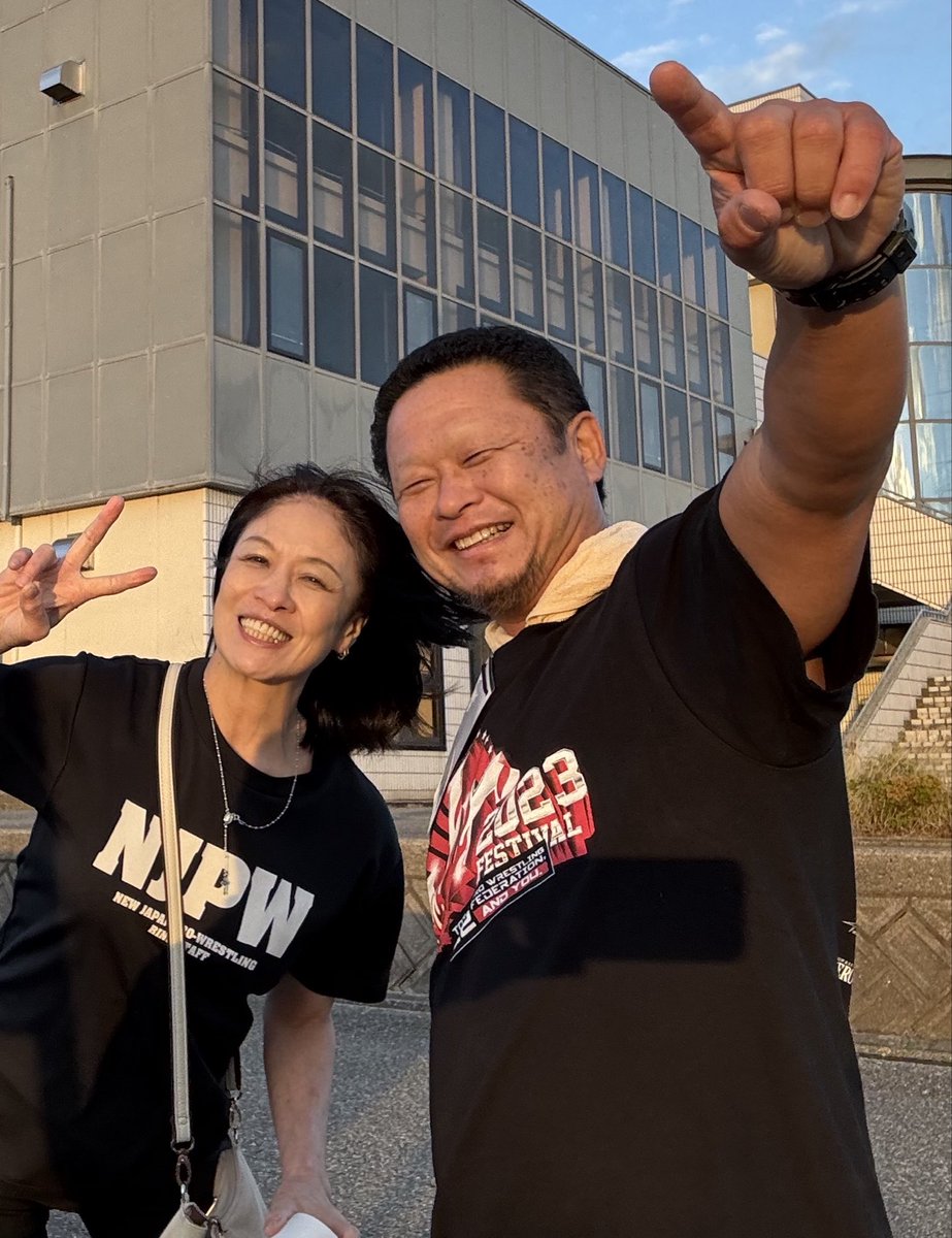 punchtahara's tweet image. 新日本にはほとんど行かないので一年に一度だけ会うような人がけっこういる。一年で溜まったネタをマシンガントークしまくる気配り気遣いの人、美馬姐さんもその一人。
披露宴大会のメインを務めてもらってから27年が経ちました。
#全日本女子プロレス #njpw