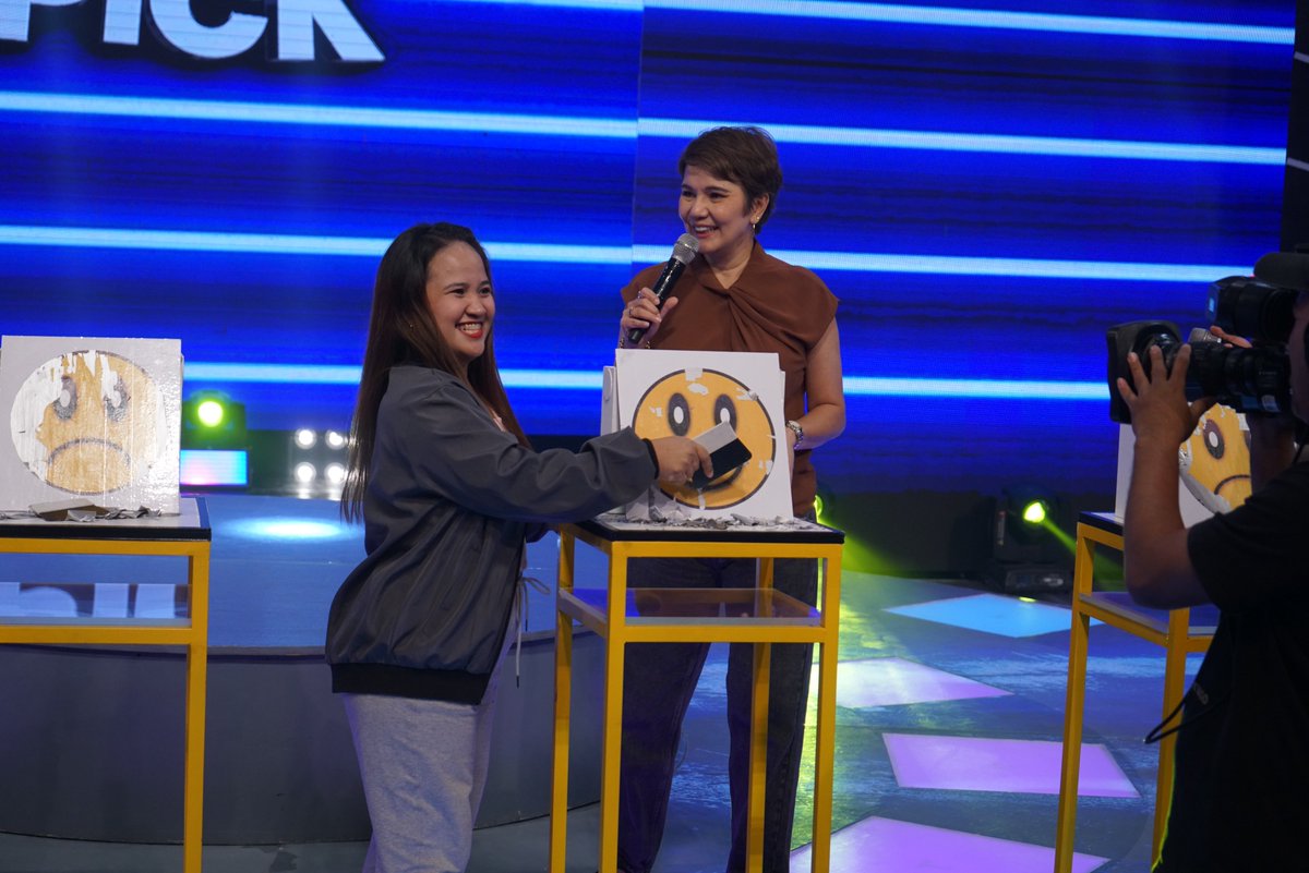 itsShowtimeNa's tweet photo. Si Ate Rina ang lalaro sa jackpot round! Goodluck po!
#ShowtimeAngFUNhalan #LaroLaroPick
WATCH #ItsShowtime LIVE:
https://t.co/Gs3IAXU5tb https://t.co/YNHTow9Y90