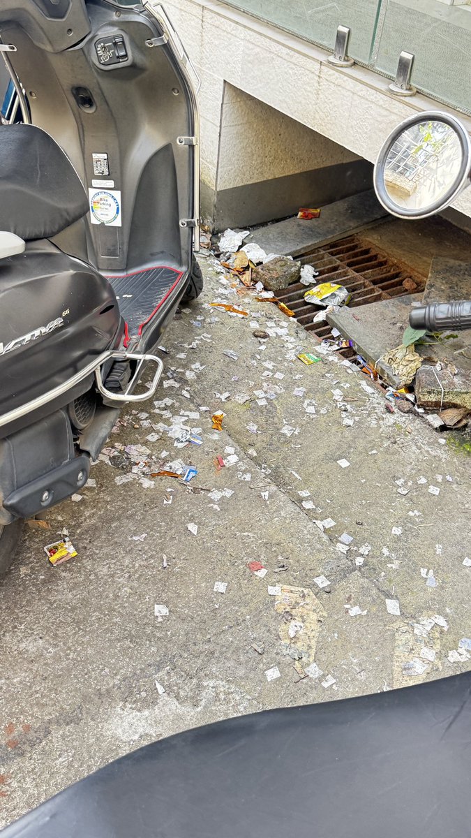 pareshiso's tweet photo. @mybmc entire charkop sector 6 road is clean but only this place is not clean ????  any reason or we have to clean our road on our own ??????? https://t.co/j1LTK6F8Mw