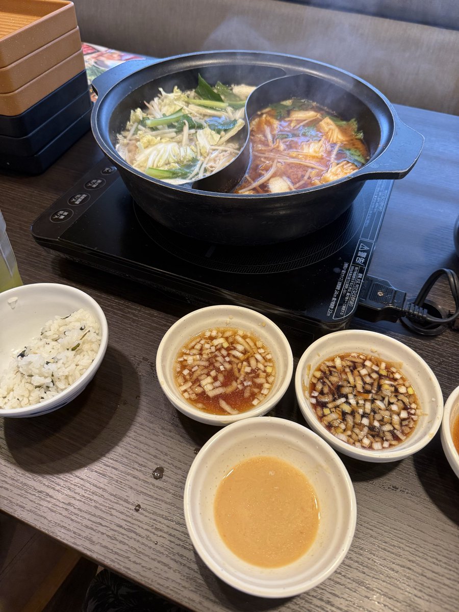 今日のお昼はしゃぶ葉で豪遊╰(*´︶`*)╯♡
気分的に野菜を食べたい日だったので豚バラコースでお肉は程よく頂きます(๑&gt;◡&lt;๑)