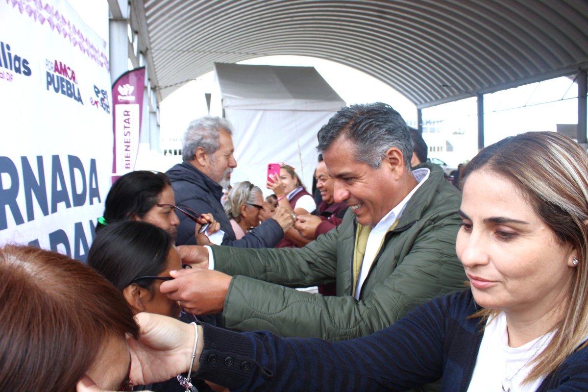 En la Plaza Cívica de Agua Santa, vecinas y vecinos recibieron servicios gratuitos y puntos de venta de <a href="/LiconsaGMS/">Liconsa GMS Oficial</a> y <a href="/SegalmexDiconsa/">Segalmex Diconsa</a> con el <a href="/DIFGobPue/">Sistema Estatal DIF</a> entregamos más de 200 lentes. Con el gobernador <a href="/armentapuebla_/">Alejandro Armenta</a> y el alcalde @PepeChedrauimx seguimos llevando #bienesta