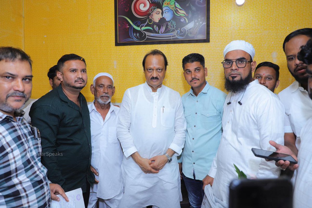 mahancpspeaks's tweet image. आज राष्ट्रवादी काँग्रेस पार्टीचे राष्ट्रीय अध्यक्ष तथा राज्याचे उपमुख्यमंत्री मा. श्री. अजितदादा पवार यांनी राष्ट्रवादी परिवार मिलन उपक्रमाच्या निमित्ताने खडकवासला विधानसभा मतदारसंघातील बिबवेवाडी येथे श्री. शांताराम आंबेडे यांच्या राहत्या घरी सकाळी सदिच्छा भेट दिली व अल्पोपहार…