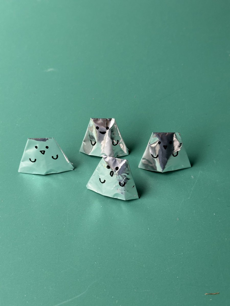 wafflapple's tweet image. 私のくじはオバケ形👻
くじ自体指人形にもなるね
下から覗くと番号と何が当たったかわかります✨
#ニヒル牛　#くじ展　2025.10/11〜31
#オバケ