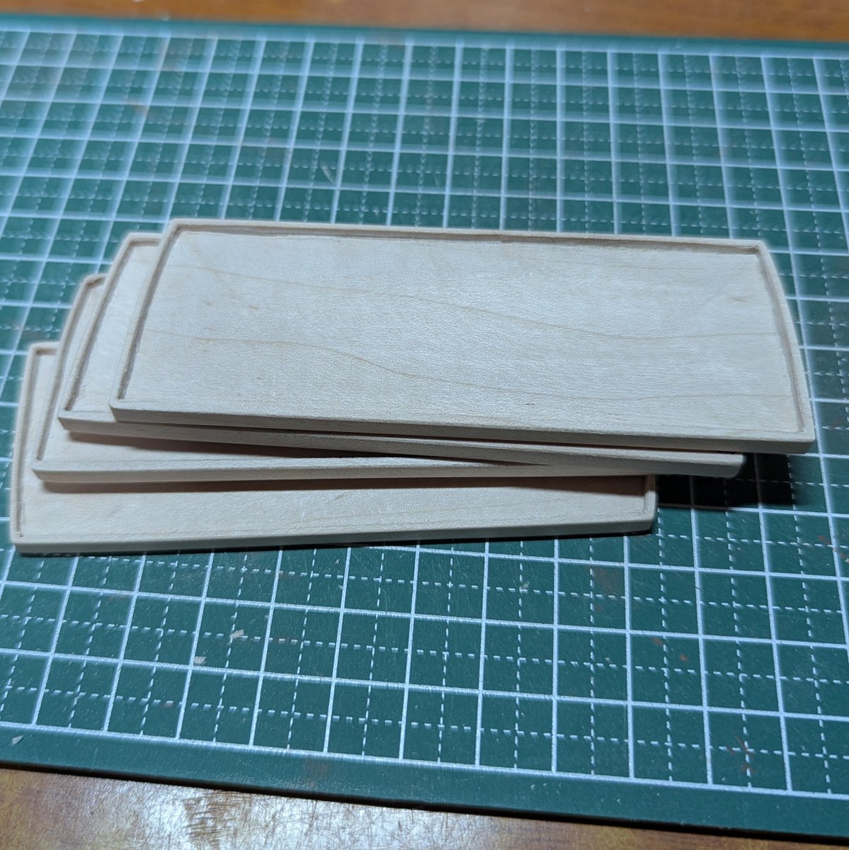 1/12のソファの座面を彫っています