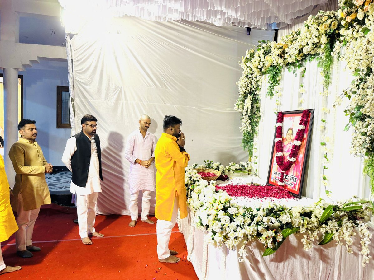 भाजयुमो के प्रदेश महामंत्री श्री <a href="/bjpharshvardhan/">Harshvardhan Singh</a> जी की पूज्य माताजी के देहावसान पर उनके चित्र पर पुष्प अर्पित कर श्रद्धांजलि अर्पित की।ईश्वर से प्रार्थना है कि दिवंगत आत्मा को अपने श्रीचरणों में स्थान दें तथा परिवारजनों को दुःखद घड़ी को सहन करने की शक्ति प्रदान करें।