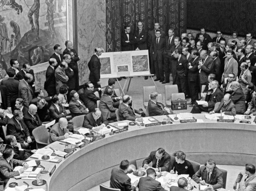 URDailyHistory's tweet image. 25 Oct 1962: During the #Cuban  Missile Crisis, Adlai Stevenson shows aerial photos of Cuban missiles to the United Nations after #Soviet Premier Nikita #Khrushchev told President John #Kennedy there were no offensive #missiles in Cuba. #ColdWar #OTD #History #ad…