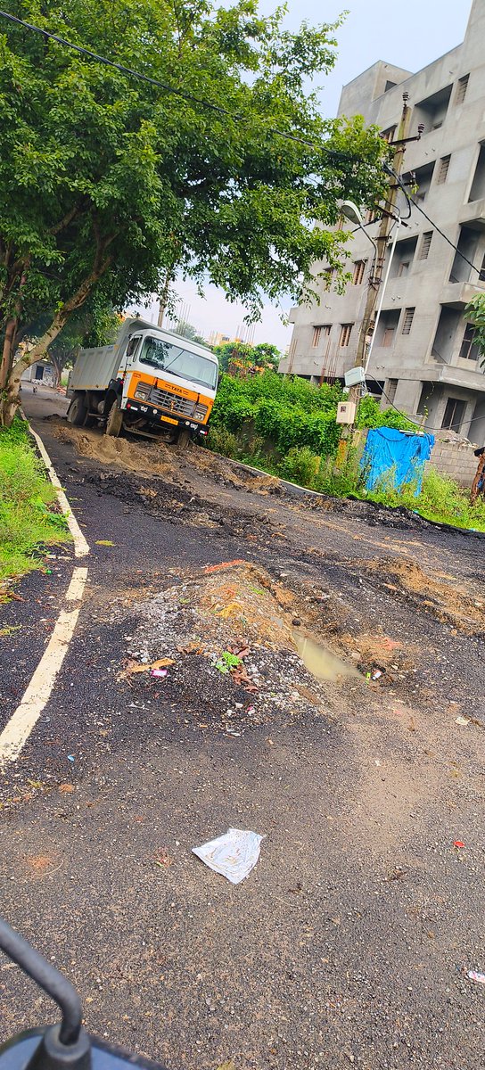 VDwaritha's tweet photo. Recently asphalted world-class road in Narayana Nagara 3rd block. GOVT and the contractor should get Nobel prize in the field of economics for best use of tax payers money 

Appreciate this work of BBMP @bbmpcommr, @BBMPMahadevpura

@DeccanHerald @timesofindia @tv9kannada https://t.co/RXouzFu8ka