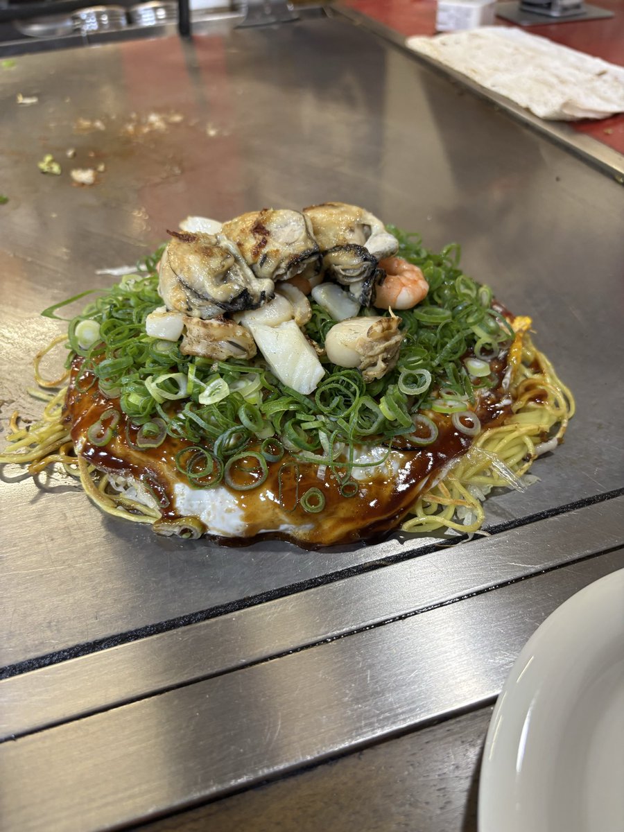 hide_m69m's tweet photo. 今日は広島、『ひこ』のお好み焼きうっまかった😋 https://t.co/nd47SOhfbE