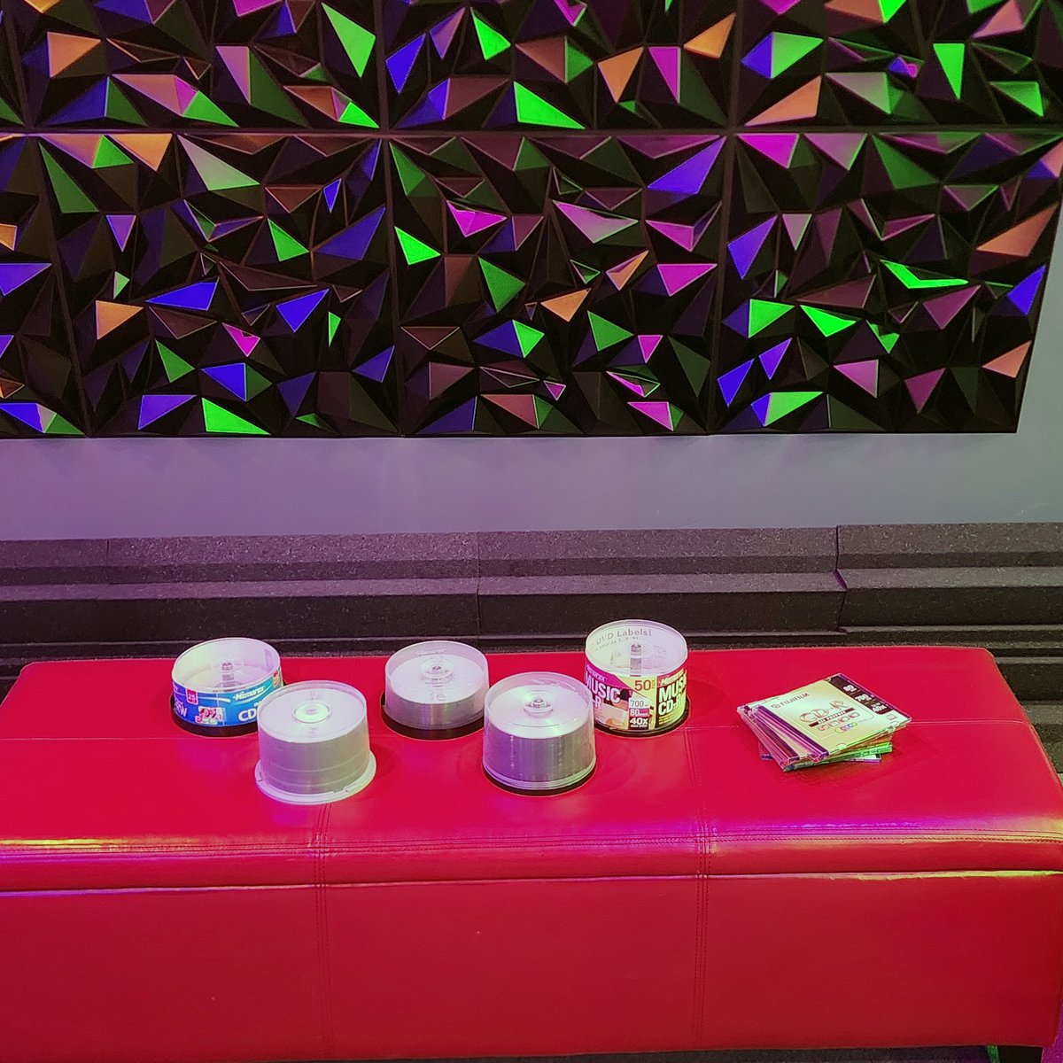 corezero's tweet image. I buy CD-R's on 100-count spindles; they last for a long time. I was digging around for some to print an old-school studio client's mixes... but I was out. Next thing you know, a client unloads all of these CD-R's on me. Free!
#corezerostudio #mainerecordingstudio #maine #music