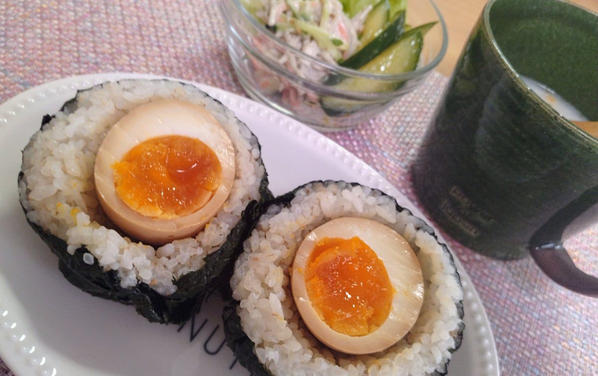 昨日煮豚とつくった煮卵で
爆弾おにぎり💣
ごはんはおかかと薄口醤油で
すこ～しだけ味付け
 #OnigiriAction