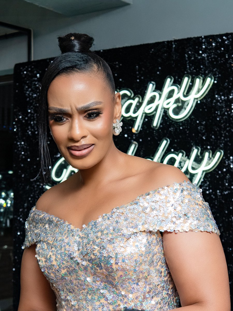 bexxdoesitbette's tweet image. One thing this face will do is speak before my mouth does. In all expressions the firm foundation is love 😂🤞🏾

📸: @umsizimedia 
💁🏾‍♀️: @indonibeautysalon