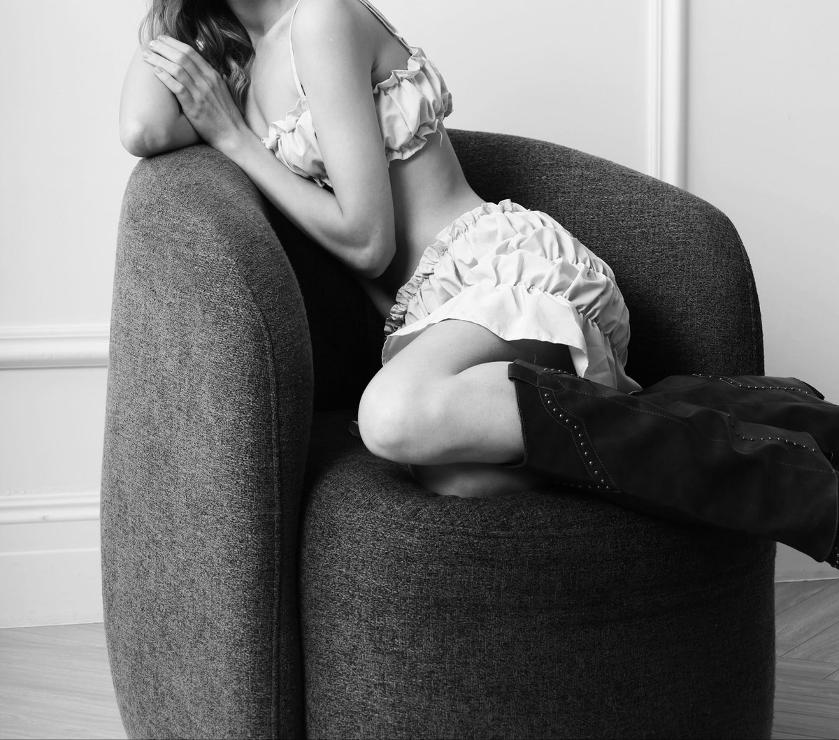 gm ✨
«The fabric whispers, stay a little longer..
Tenderness in the folds, tranquility in the curves,
and lightness like a dream come true…»

«𝗦𝘁𝗮𝘆 𝗮 𝗹𝗶𝘁𝘁𝗹𝗲 𝗹𝗼𝗻𝗴𝗲𝗿»
🤍 𝟏/𝟏 • 𝟑𝟎 𝘁𝗲𝘇

objkt.com/tokens/KT1Ae6S…