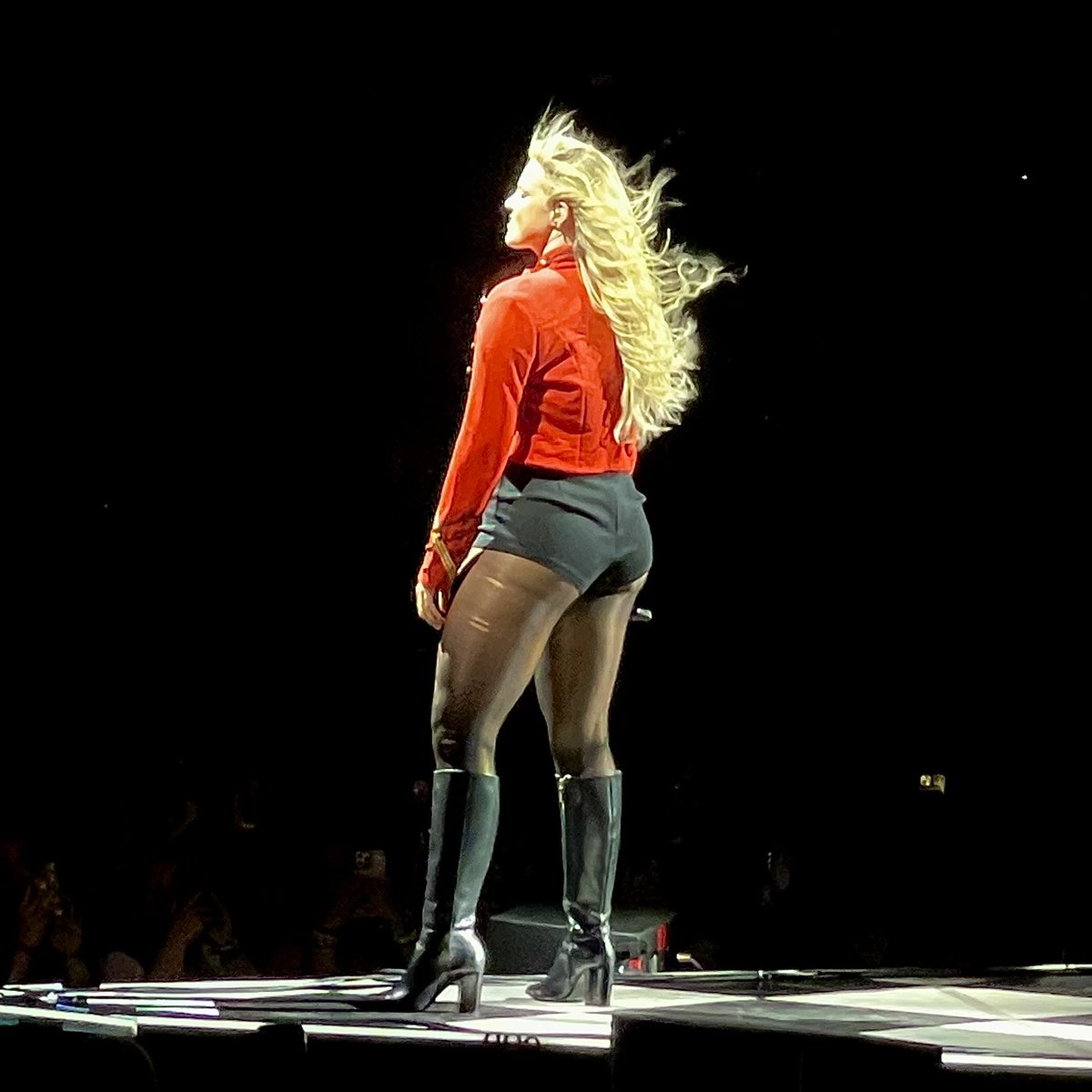 breathed the same air as renee rapp last night if anyone cares