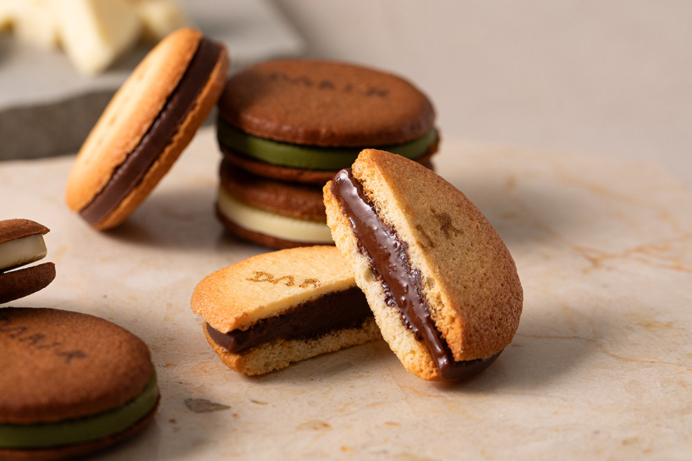 DariK_cacao's tweet image. 【dari K ×京都府立植物園コラボパッケージ🌿】
明日10月11日より、植物園の蔵書に描かれたカカオをあしらった限定パッケージの「カカオサンドクッキー（ミルク・ホワイト・抹茶）」を数量限定で発売いたします。

ラングドシャ生地に、ミルク･ホワイト･抹茶の3…