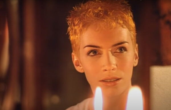 amanteslogic's tweet image. 🌧️TBT thunder! Eurythmics&apos; &quot;Here Comes The Rain Again&quot; Freemasons 2007 Remix—Annie Lennox croon slidin&apos; into house grooves floodin&apos; the floor with 00s euphoria. Retro bop, zero dust. Who&apos;s relivin&apos; the deluge rn?
#ThrowbackThursday #80svibes #Eurythmics 

youtube.com/watch?v=mypXAh…
