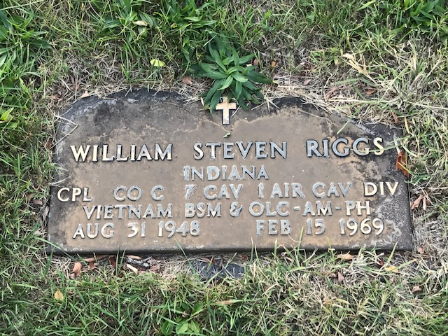 Spent an hour wandering aimlessly around the massive section J at Washington Park East.

Stumbled across four Vietnam KIAs, logged all their GPS locations so I can come back later.

Total of 28 men at this property and will get to them all. 🇺🇸