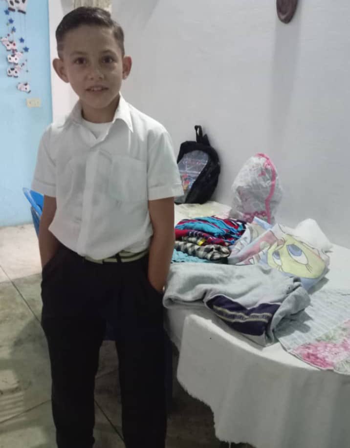 Fundación Solidarios con Venezuela Tovar, sector sabaneta, haciendo donativos de uniformes escolares, zapatos y ropa de uso diario a jóvenes de los sectores sabaneta y el peñón en Tovar ✌🏻