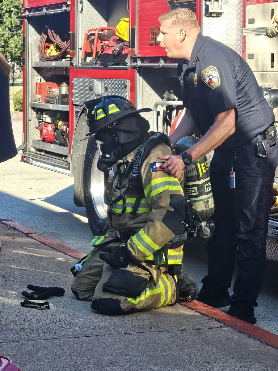 LittlesRaHoot's tweet photo. Thank you @AVFDOEM for teaching our littles about fire safety today. @HumbleISD_OE #AllMeansAll https://t.co/JCQ8Jng2uu