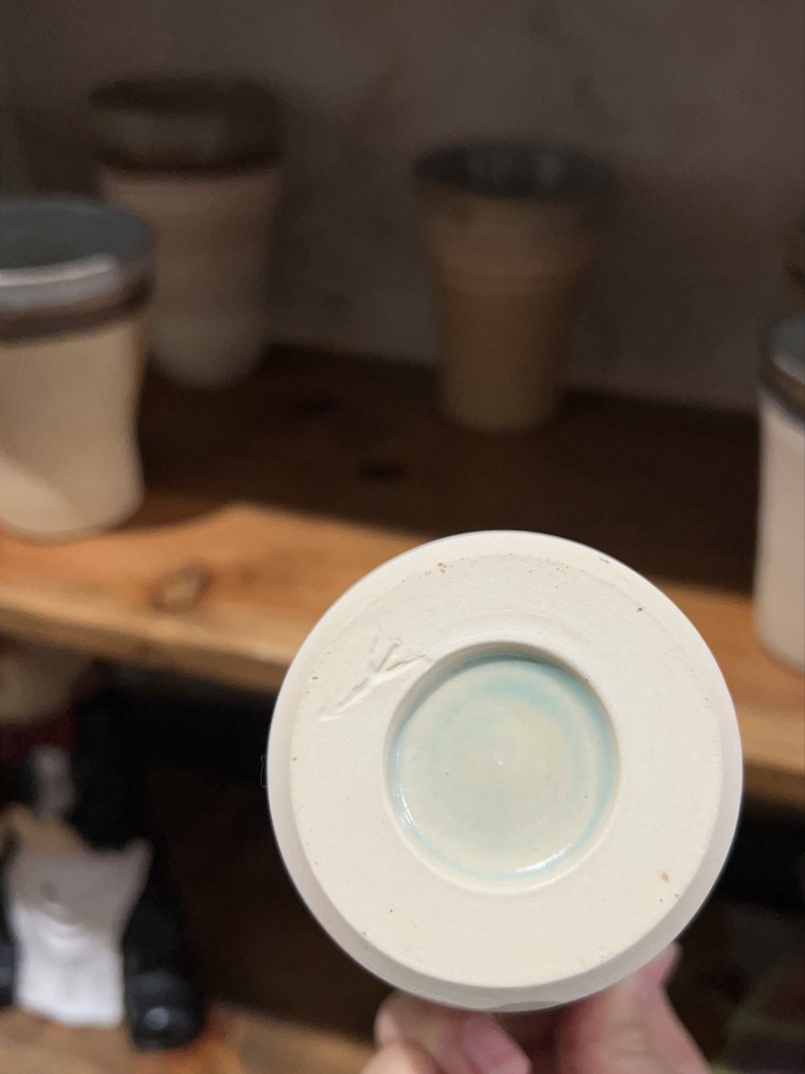 근처 가게에 예쁜 도자기가 잇어서 영원히 탐을 냄.. 담번에 사장님 보면 한 두개만 팔아달라고 부탁해볼까봐… 바닥에 새 발바닥같은 표식이 잇는데 혹시 어디 도자기인지 아시는 분 계시면 삐삐쳐주세요..