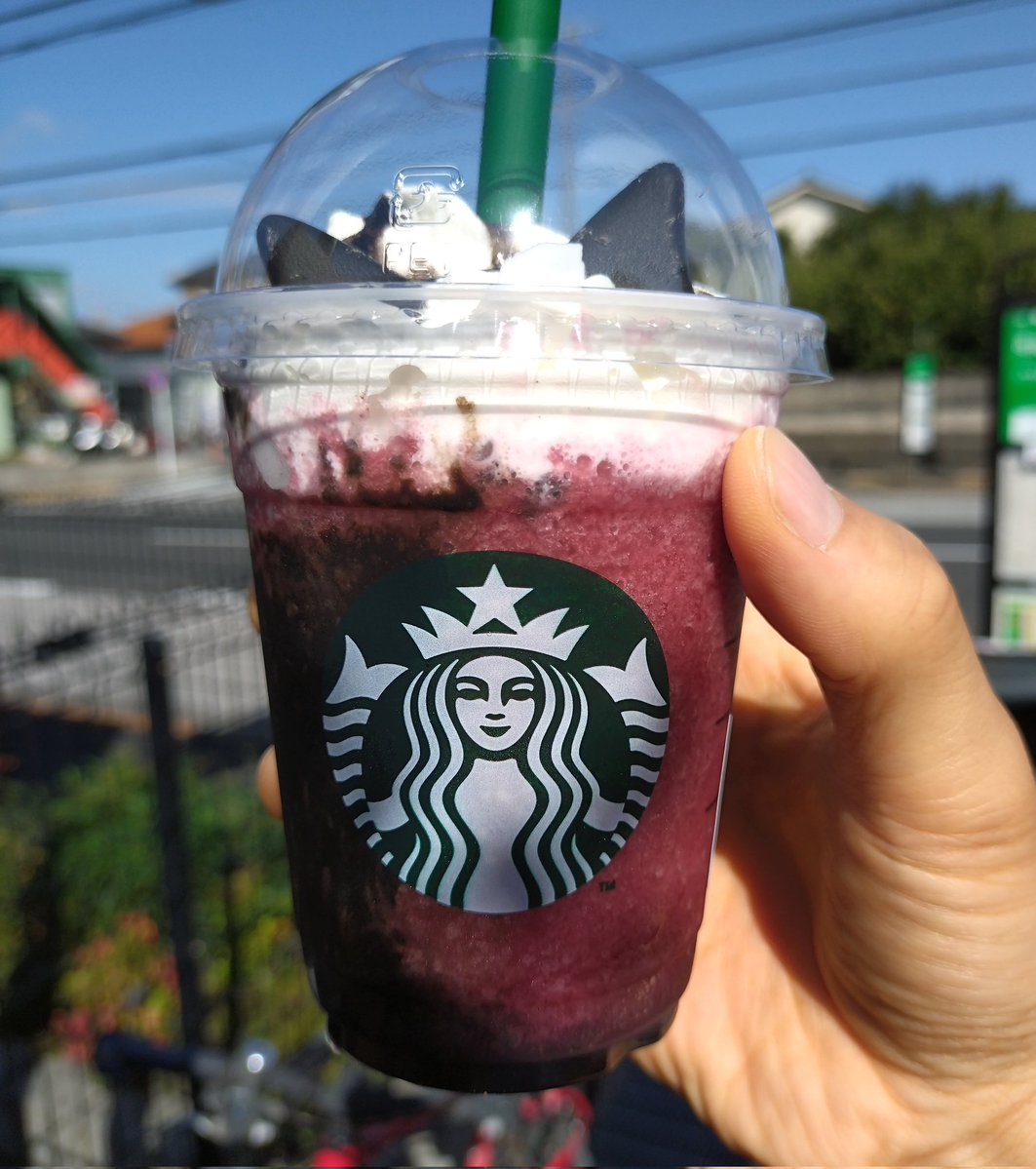 mn_0823's tweet image. スタバの新作「アサイーベリーフラペチーノ」を早速飲んでみました！アサイーの甘酸っぱさとビターチョコソースの相性抜群でザクザク食感も良いアクセントで美味しかったです✨猫耳チョコも可愛いですね😆#スターバックスコーヒー #スターバックス #スタバ #アサイーベリーフラペチーノ