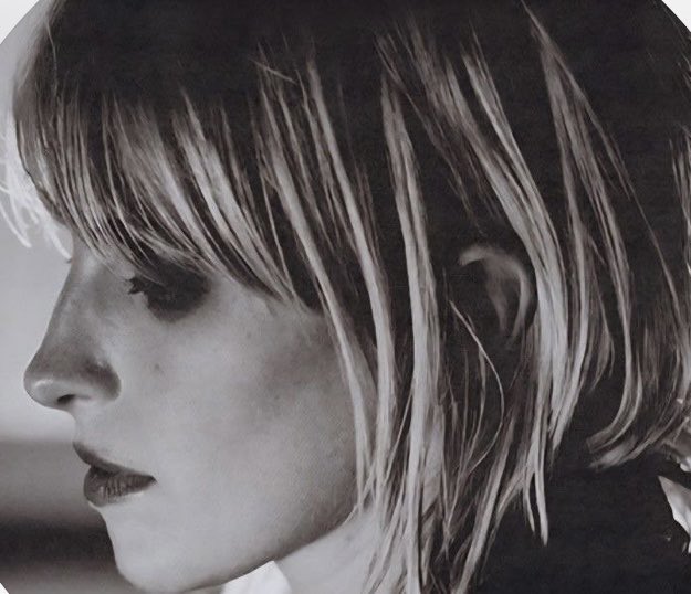 she has one of the most beautiful side profiles ever 🥹🩷