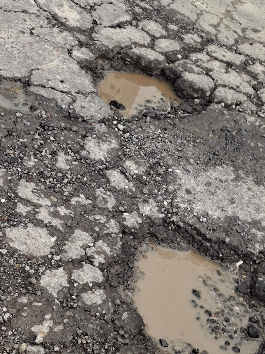 AcaciasColonia's tweet photo. @GobCDMX @ClaraBrugadaM así los baches!!! Cráteres en la lateral de Prolongación Paseo de la Reforma y Av de los Poetas .  No hay dinero para tener unas avenidas dignas?  Cobran tanta tenencia, foto multas, impuestos !!! Y dónde está el $$$? 1/2 https://t.co/inOPDoPLwc