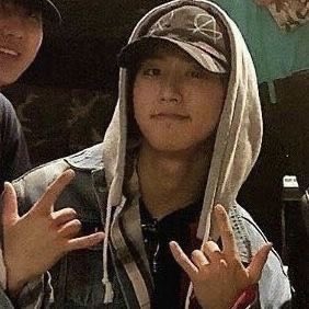 한 dara IS SEEING SKZ tweet media