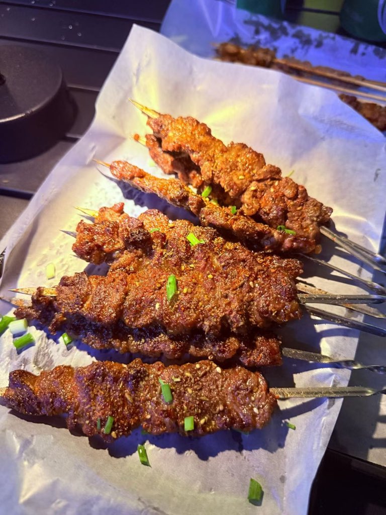 bluceqian9's tweet image. 老姚的撸串人生，这小子隔三差五一顿小烧烤，也不怕中风😂🤣#barbecue #Chinesefood