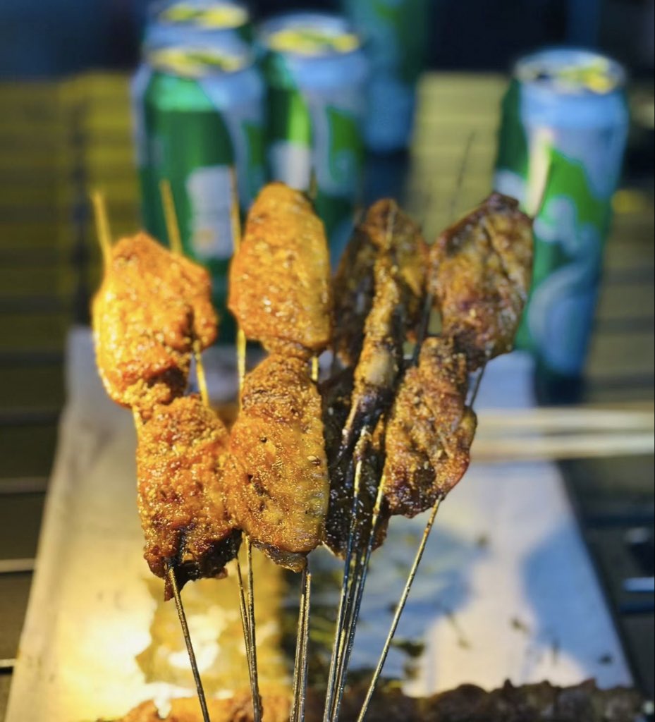 bluceqian9's tweet image. 老姚的撸串人生，这小子隔三差五一顿小烧烤，也不怕中风😂🤣#barbecue #Chinesefood