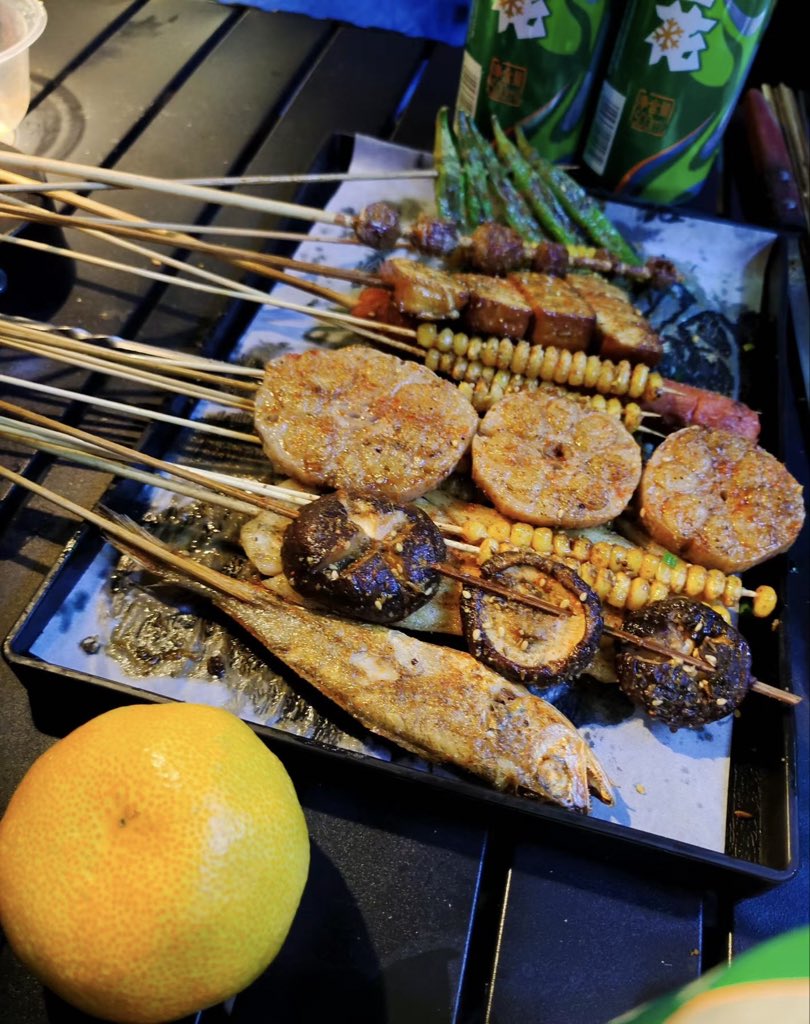 bluceqian9's tweet image. 老姚的撸串人生，这小子隔三差五一顿小烧烤，也不怕中风😂🤣#barbecue #Chinesefood