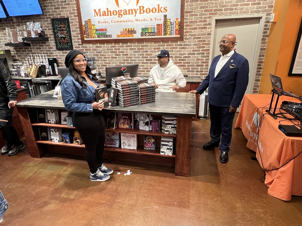 TimReidReporter's tweet image. JUST IN: Former NBA basketball legend Allen Iverson was in Maryland Thursday night meeting and greeting hundreds of fans.  Iverson was promoting his new book “Misunderstood” at National Harbor in Oxon Hill at Mahogany Book store more than one thousand books were sold