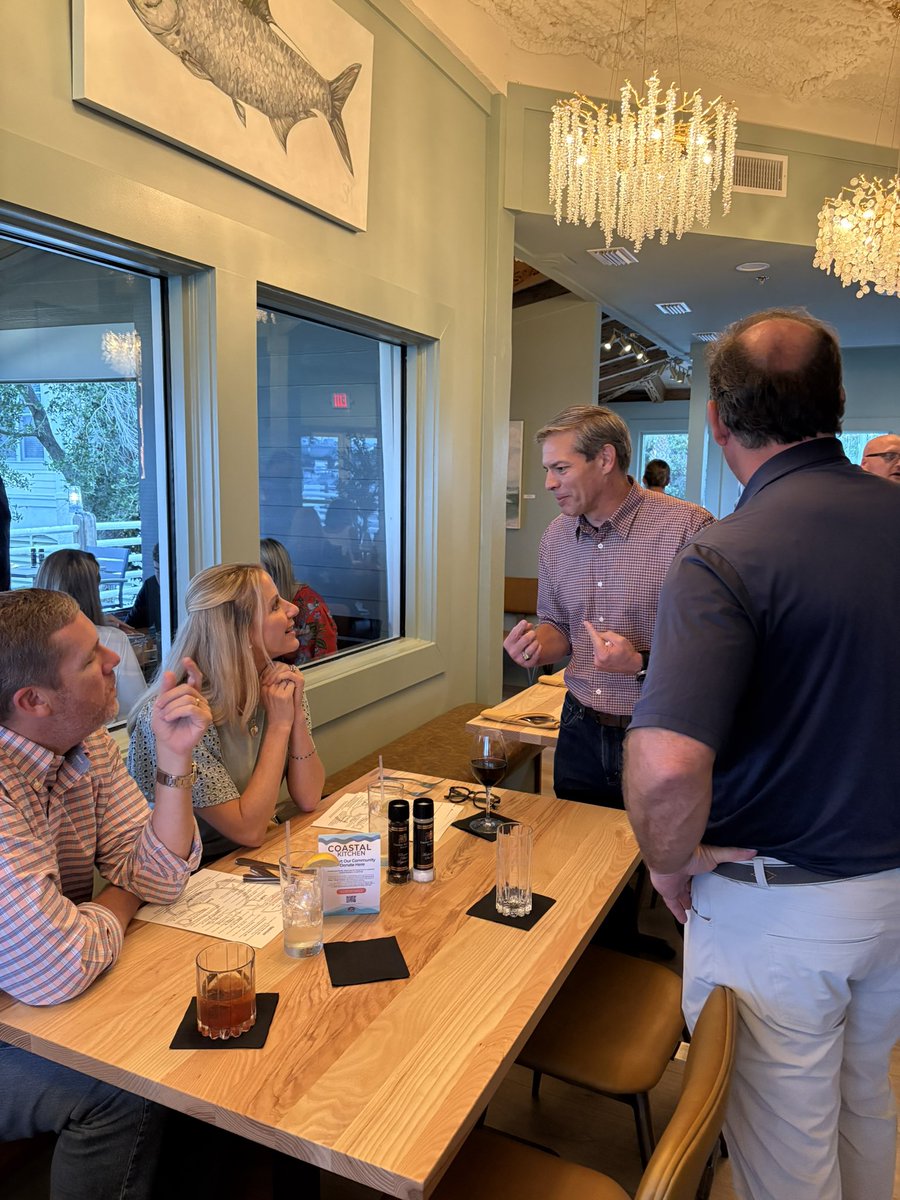 Vote_Montgomery's tweet image. Had a great night at Coastal Kitchen in St. Simons with some fantastic people. The hardworking, patriotic folks of Georgia’s First District are what make this place so special. I’ll never stop fighting for our values, our coast, and our way of life.