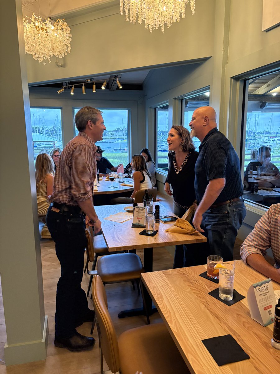 Vote_Montgomery's tweet image. Had a great night at Coastal Kitchen in St. Simons with some fantastic people. The hardworking, patriotic folks of Georgia’s First District are what make this place so special. I’ll never stop fighting for our values, our coast, and our way of life.