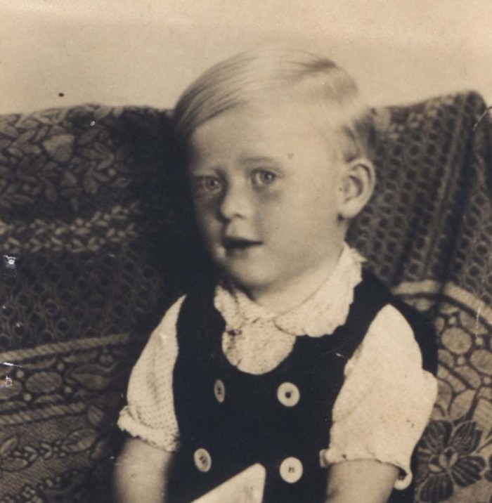 AuschwitzMuseum's tweet photo. 10 October 1939 | A Polish Jew, Shlomo Arie Hordiner, was born in Rzeszów. 

He was deported to #Auschwitz from ghetto in Sosnowiec in July 1943. He was murdered in a gas chamber.
---

A short video about gas chambers and crematoria of the Auschwitz camp: https://t.co/Tx6rSvPyZL https://t.co/HNcMy9X3Tj
