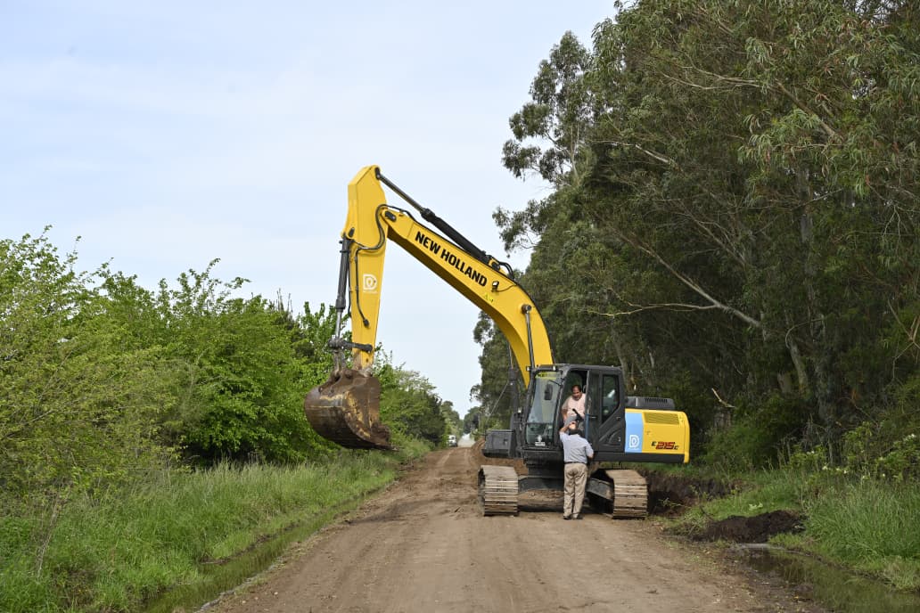 Estuvimos en #Dolores junto al intendente <a href="/jpgarciaok/">Juan Pablo García</a> para ver en acción la nueva excavadora que <a href="/MuniDeDolores/">Municipalidad de Dolores</a> adquirió mediante @pcialeasing.

Ya son 11 los bienes que el distrito sumó desde 2021 con esta herramienta que potencia la gestión de los gobiernos locales.