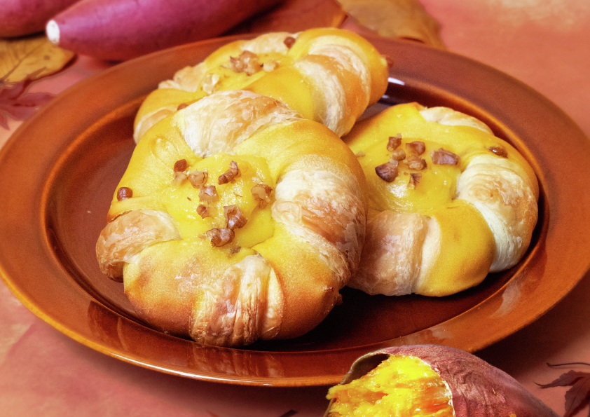 季節限定商品🥯10/15(水)～販売開始！

【クロワッサンベーグル -さつまいものパイ-】
もっちりとしたベーグル生地とクロワッサンのしっとり柔らな生地が奏でるハーモニー♪
安納芋のベーグルに鹿児島さつまいもクリームを合わせ、パイ風に仕上げました🍠

※一部お取り扱いのない店舗もございます