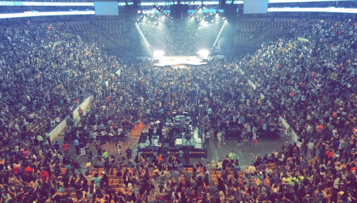 TENZLILAC's tweet image. Revival Tour was the first concert I ever attended. Such an iconic era!  ✨

#10YearsofRevival