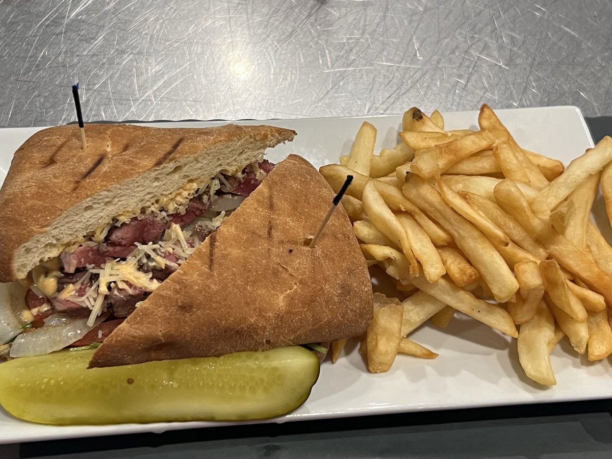 EliteRob2914's tweet image. Good times at the new location of my favorite place .@CostasInn! Tried something new - Steakhouse Sandwich was delicious &amp;amp; it was great to hang with one of my favorite guys on the other side of the bar! John is a great bartender here!❤️‍🔥😋🔥