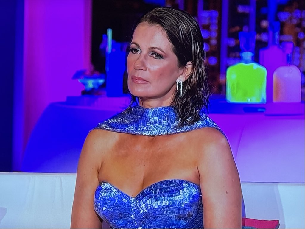 NoVAGurl703's tweet image. -Has an “affair” 4 years ago
-Tells her wife about the affair only 6 months ago and makes her wife cry
-Brings up the “affair” on the reunion w/ out the wife knowing (prob crying watching)
- Is a serial cheater
…and yet she’s the victim in this situation #rhomreunion #rhom