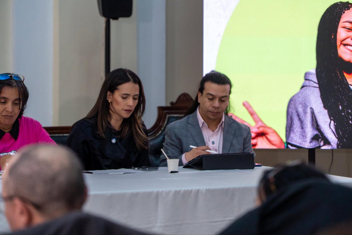 alexballenci's tweet image. Hoy en el Congreso participamos en la Audiencia Pública de la Ley 2297 de 2023, reafirmando nuestro compromiso con la inclusión digital.

Programas como #ConverTIC, #SignosEnRed y #SmartFilms demuestran que la tecnología sí puede cambiar vidas e incluir con sentido humano.