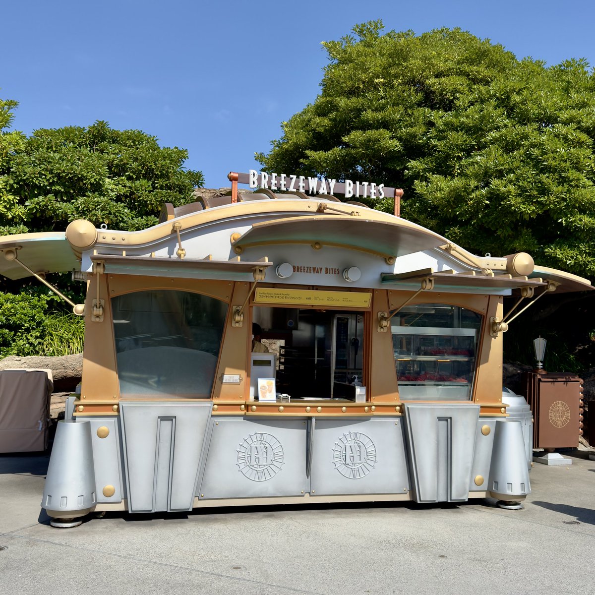 MezzoMikiD's tweet photo. フライドピザ（チキン＆モッツァレッラ）！
東京ディズニーシー
「ブリーズウェイ・バイツ」グランドメニュー☆
 https://t.co/LPCY7FG1wW https://t.co/PP6J5QE15L