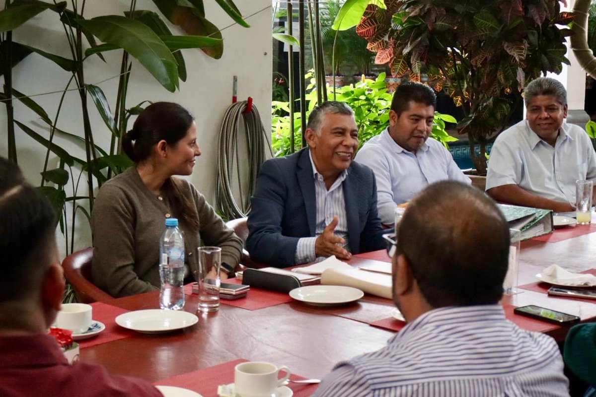 Hoy sostuvimos una mesa de trabajo con los sindicatos del Ayuntamiento de #Cuernavaca 🤝, para dar seguimiento al pago de laudos y sentencias en donde personal sindicalizado es promovente.
El objetivo es resolver en definitiva su situación jurídica.