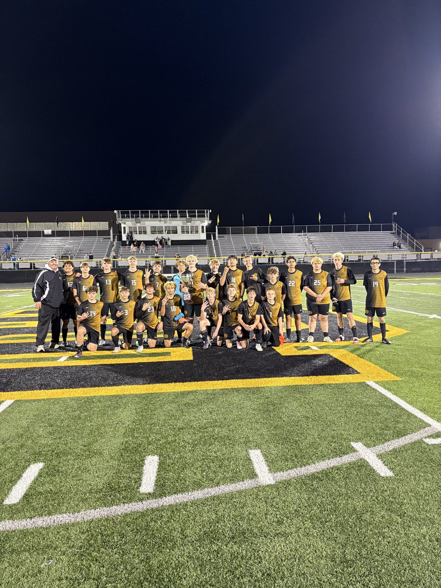 RCHSsoccer's tweet image. Reed-Custer retains the Comet Cup, beating Clifton Central 4-3

Kuban ⚽️🎯
Alexander ⚽️
Lichaj ⚽️ 
Maschmeyer ⚽️
Randall 🎯🎯
Compton 🎯

Hughes had 5 saves in his first varsity career win. 

Record 6-13-1