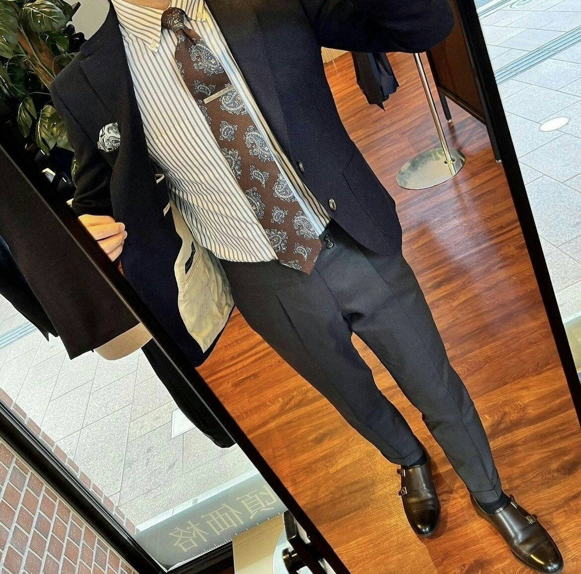 🗣️スタッフコーデ紹介📝
衿型をタブ付きラペル、腰ポケットをアウトポケットにすることでよりジャケットらしさを演出。小物はブラウンで色を合わせ、統一感を意識しました。
ジャケパンコーデにもぴったりです🤎