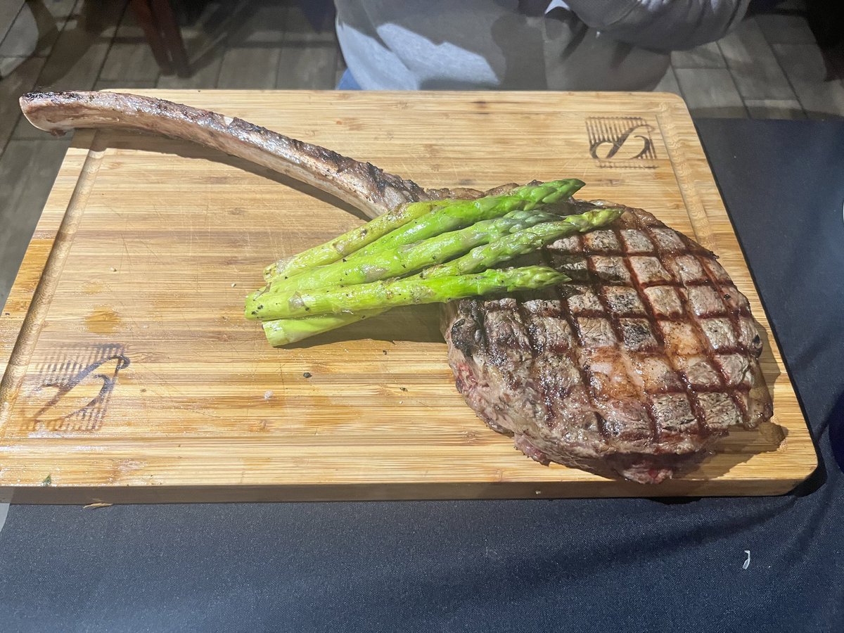 matthewtpropes's tweet photo. It was great to meet @CoachWhiteUGA at Porterhouse Grill in Athens - thanks for being kind to my boys, Coach White. They love @UGABasketball - and I finished the tomahawk ribeye! 😎 #GoDawgs https://t.co/ZoFQg1b7l8