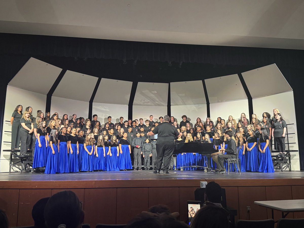 HMS and CHHS Fall Choir Concert! They sounded wonderful! 💙💛 <a href="/HeritageBroncos/">Heritage Broncos</a> #BroncoChampions