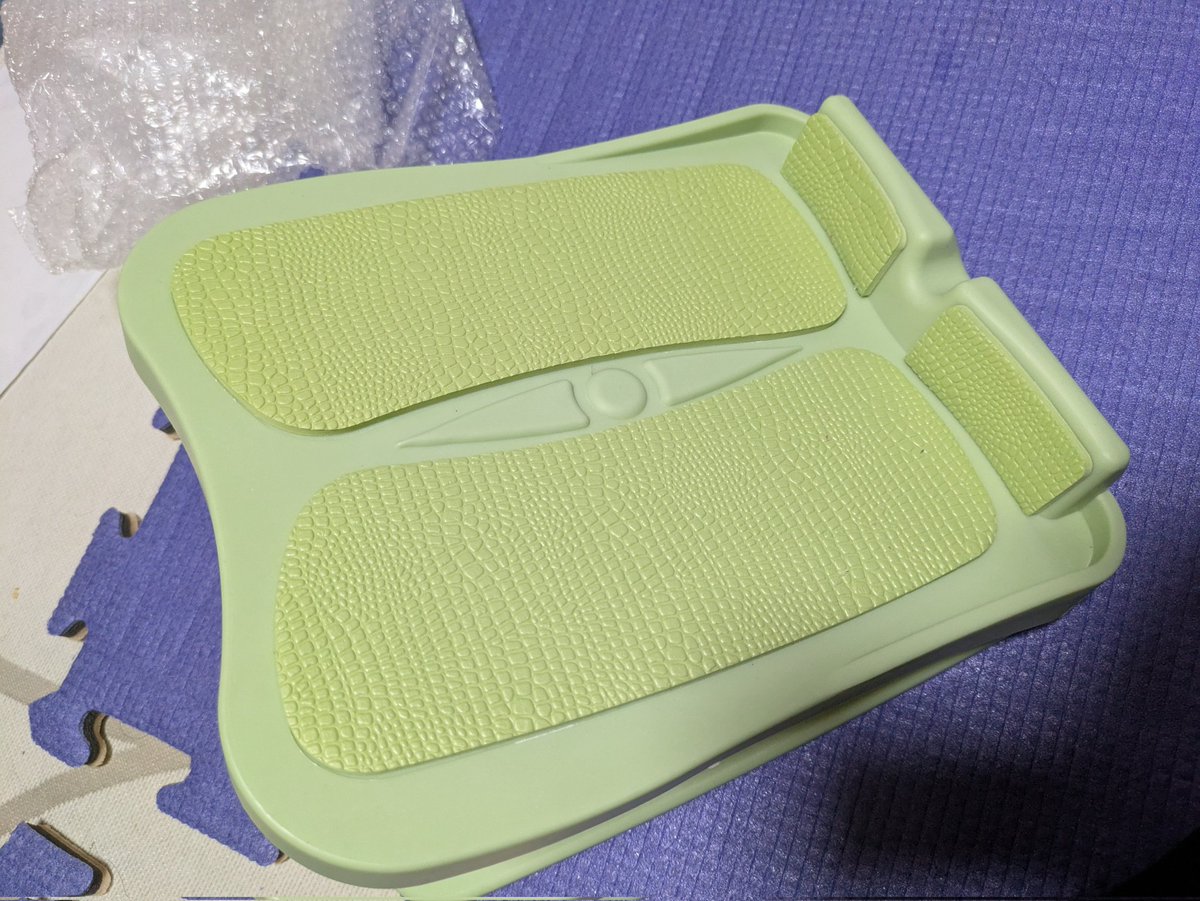 J0KBM's tweet photo. ストレッチボード

返品できない
2025年10月8日に日本でレビュー済み
斜めにすると滑ってしまう
本当に400kg耐えられる？私が乗っただけでしなって壊れそう https://t.co/CantLxcdCq