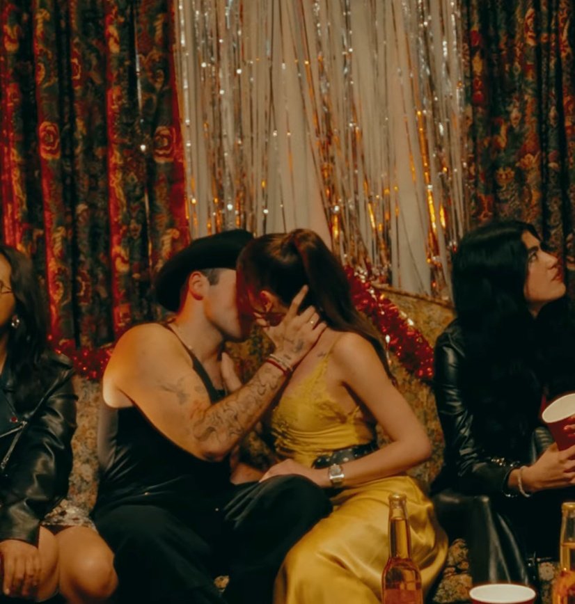 A karime la perdes 1 dia y ya anda como modelo principal de un Video Musical de Santi 🔥✨️